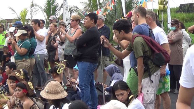 Para wisatawan di DTW Jatiluwih menonton pagelaran budaya di acara Subak Spirit Festival di Bali