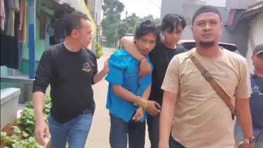 Pelaku (baju biru) pembuang jasad wanita terbungkus kasur di Tangerang