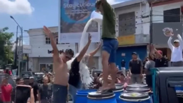 Aksi peternak susu sapi dan pengepul buang susu dan mandi susu karena tak laku di Boyolali