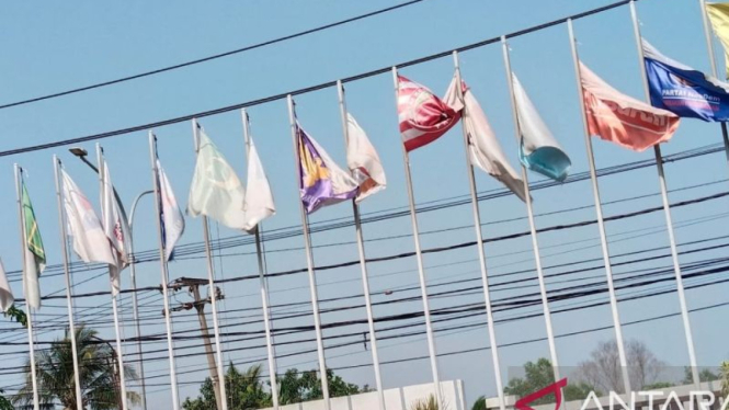 Ilustrasi - Bendera parpol yang terpasang di depan Kantor KPU Karawang.