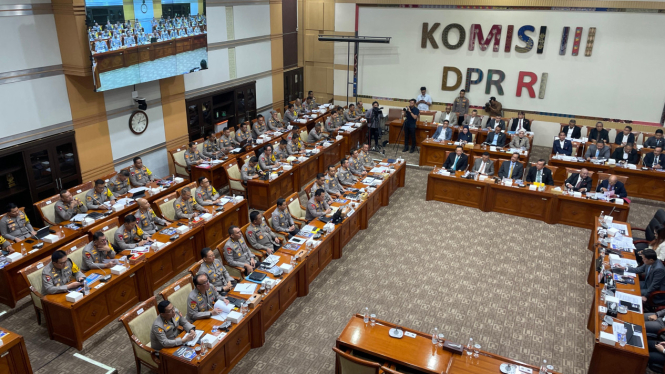 Kapolri Jenderal Listyo Sigit Prabowo dalam rapat kerja bersama Komisi III DPR RI di Kompleks Parlemen, Senayan, Jakarta Pusat, Senin, 11 November 2024