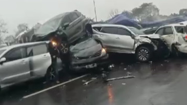Kecelakaan sejumlah kendaraan di ruas Tol Cipularang