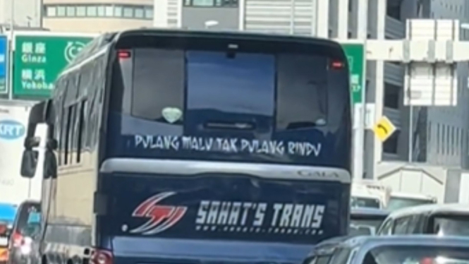 Bus bertuliskan ‘pulang malu tak pulang rindu’ di Jepang