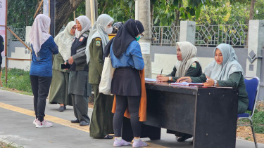 Warga yang berolahraga di Stadion Harapan Bangsa Banda Aceh terjaring razia karena berpakaian ketat. VIVA/Dani Randi