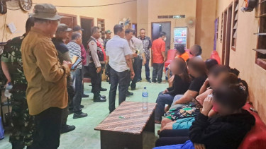 Tim gabungan mengevakuasi 12 wanita di rumah kosong di Surabaya. (Foto: Humas Pemkot Surabaya)
