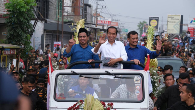 Jokowi bersama paslon Pilgub Jateng Ahmad Luthfi-Taj Yasin Pawai di Tegal