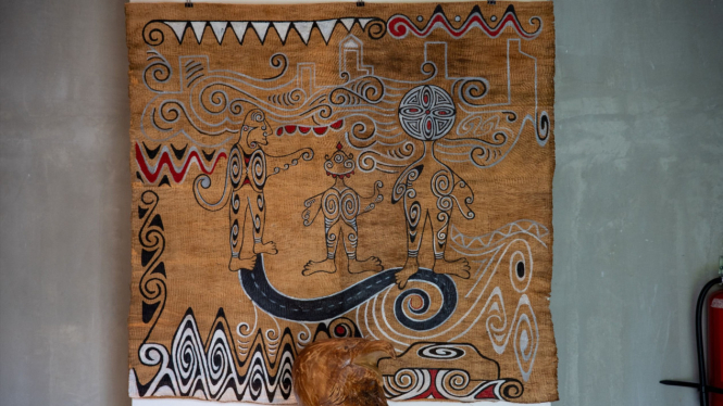 Karya seniman asal Sentani, Papua, Brian Suebu dalam Biennale 2024
