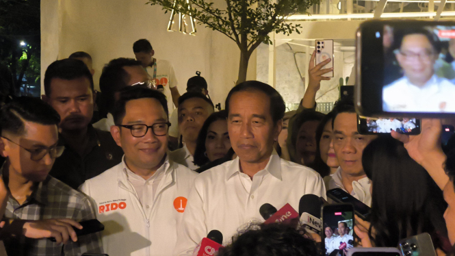 Presiden RI ke-7 Joko Widodo (Jokowi) bersama cagub Jakarta nomor urut 01, Ridwan Kamil di kawasan Jakarta Pusat 