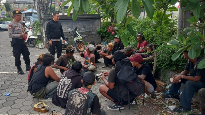 Polisi mengamankan kelompok anak punk di Bali