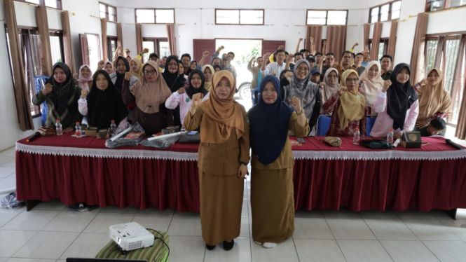 Diskominfo Kaltim saat melakukan sosialisasi Aplikasi SP4N LAPOR !  di Desa Sungai Terik Kec Batu Sopang, Kab Paser.