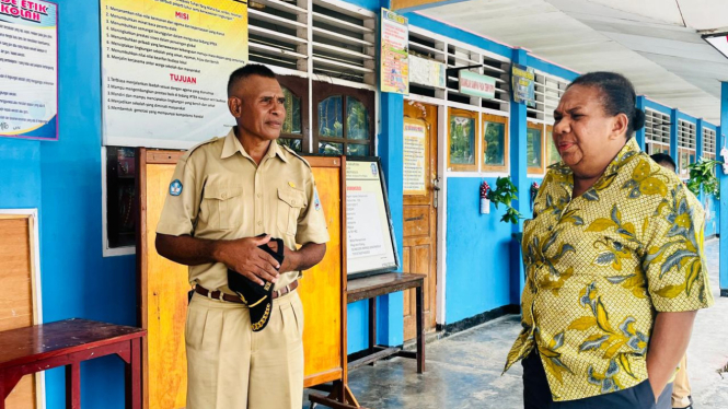 Sekda Kabupaten Jayapura, Hana Hikoyabi bersama Kepala Sekolah SD Dobonsolo Sentani saat meninjau persiapan simulasi pemberian makan bergizi gratis