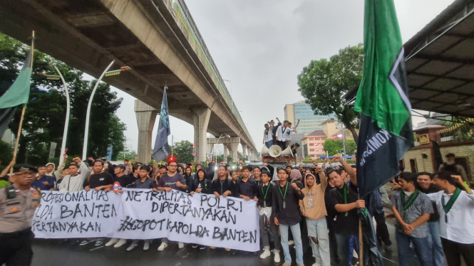 HMI Cabang Serang Banten melakukan aksi unjuk rasa di Mabes Polri