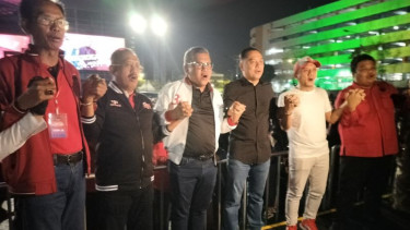 Sekretaris Jenderal PDIP Hasto Kristiyanto (tengah) saat konser satu suara resik-resik Jawa Timur di Surabaya, Selasa malam, 19 November 2024.