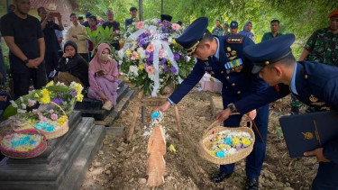 VIVA Militer: Prosesi pemakaman militer Letda Pas  Oki