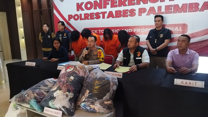 Satreskrim Polrestabes Palembang menangkap empat wanita komplotan pencuri barang dagangan di tempat perbelanjaan.