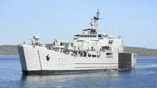 VIVA Militer: KRI Teluk Ende-517 angkut bantuan korban erupsi Gunung Laki-Laki