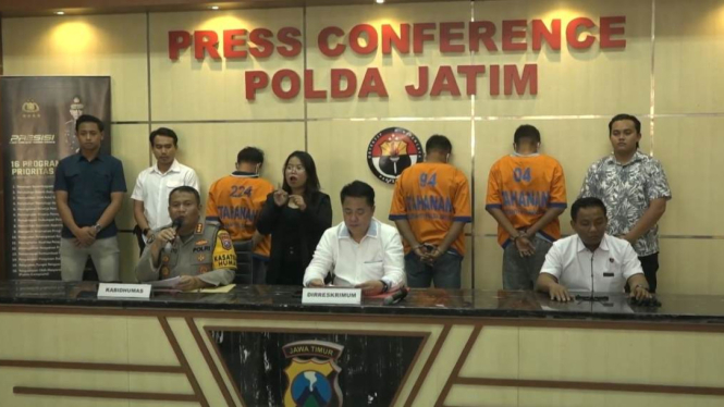 3 tersangka pembacokan Sampang dipamerkan polisi di Markas Polda Jatim di Surabaya.