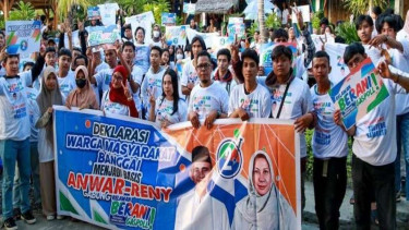 Warga dukung cagub Sulteng Anwar Hafid.