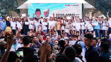 Paslon Ansar Ahmad-Nyanyang Haris Pratamura bersama pendukungnya.