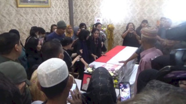 Tangis Haru Sambut Jenazah AKP Ryanto Ulil Anshar di Makassar. (Foto: Istimewa).