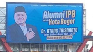 Billboard Calon Wali Kota Bogor Atang Trisnanto yang berada di Jembaran Penyeberangan dirusak.