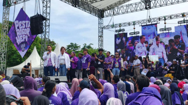 Pasangan calon wali kota dan wakil wali kota Bogor nomor urut 1 Sendi Fardiansyah dan Melli Darsa menggelar kampanye akbar Pesta Bogor Hepo di Lapangan Exit Tol Tanah Baru, Kecamatan Bogor Utara, Bogor, Jawa Barat, Minggu, 23 November 2024.