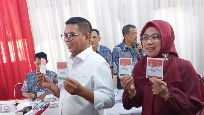 Calon Gubernur Banten nomor urut 2, Andra Soni dan istri gunakan hak pilih di TPS 29