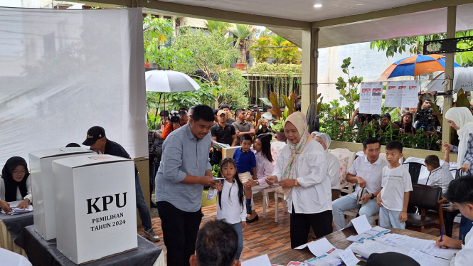 Cagub Sumut, Bobby Nasution saat memberikan hak pilihnya di TPS 15.(B.S.Putra/VIVA)