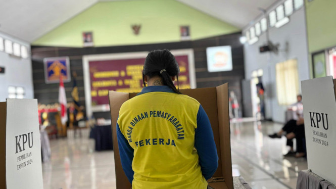 Warga binaan lapas di Jatim saat mencoblos pilkada.
