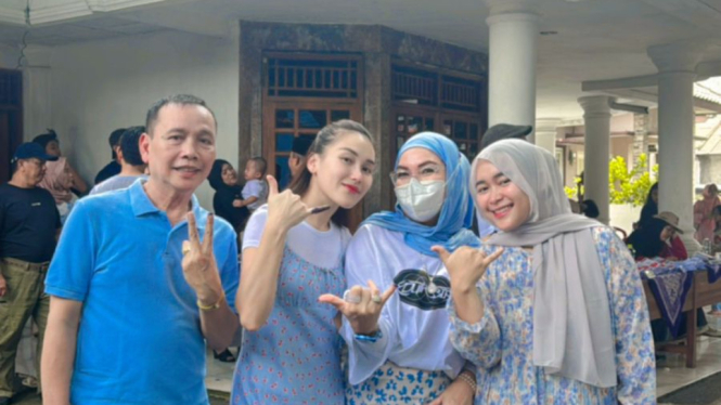 Ayu Ting Ting dan keluarga