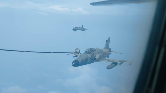 VIVA Militer: Pesawat Hercules C-130 TNI AU Sukses isi bahan bakar di atas awan
