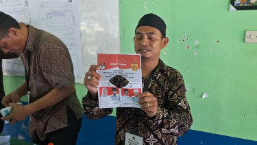 Ketua KPPS di TPS 03 Komet, Kecamatan Banjarbaru Utara menunjukkan surat suara tidak sah - Foto Dok Faidur