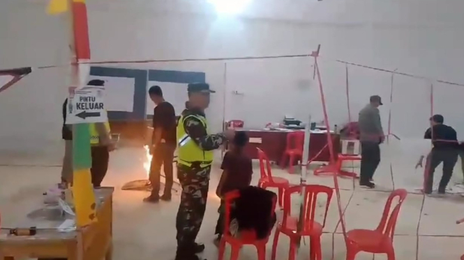 TPS 02 Desa Renah Kayu Embun, Kecamatan Kumun Debai, Sungai Penuh, Jambi di Obrak-Abrik Warga.