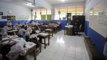 Kenaikan gaji guru ASN dan honorer.