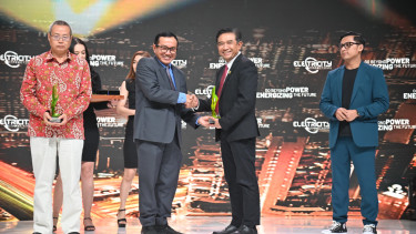 PLN Indonesia Power raih Best Emerging Large Scale Renewable Energy Development pada acara Electricity Connect 2024 [dok. Humas PLN Indonesia Power]