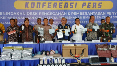 Bea dan Cukai mengamankan 1,1 juta keping pita cukai dari Cina.