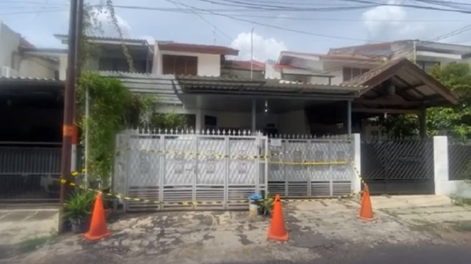 TKP rumah anak bunuh ayah dan neneknya di Lebak Bulus, Cilandak