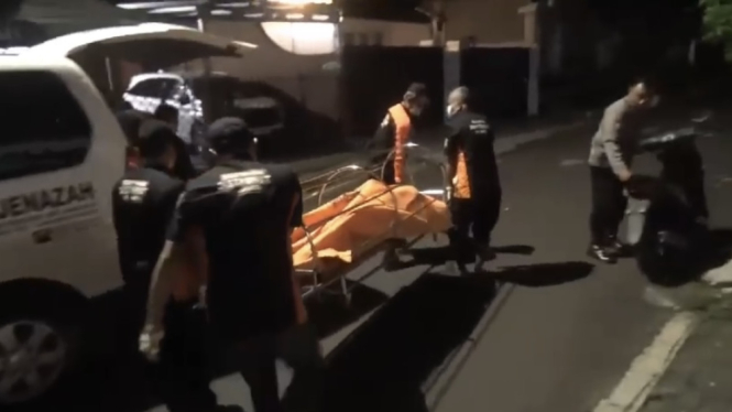 Insiden ini mengejutkan masyarakat setempat karena melibatkan tindakan keji yang dilakukan oleh seorang anak terhadap keluarganya sendiri.