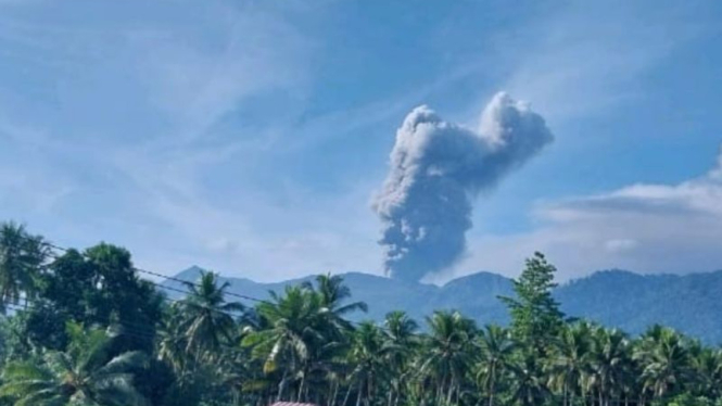 Gunung Dukono di Kabupaten Halmahera Utara, pada Minggu pagi, 1 Desember 2024 kembali erupsi dengan mengeluarkan abu setinggi 1.200 meter di atas puncak gunung.