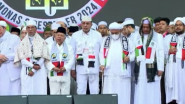 Kehadiran tokoh sentral ini disambut meriah oleh ribuan jemaah yang memadati lokasi sejak dini hari. 