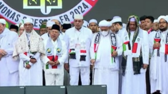 Kehadiran tokoh sentral ini disambut meriah oleh ribuan jemaah yang memadati lokasi sejak dini hari. 
