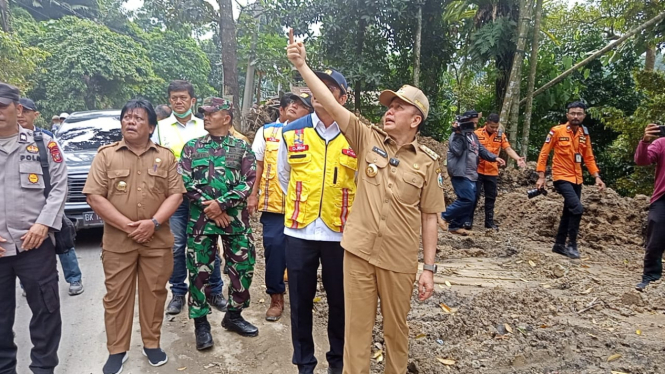Pj Gubernur Sumut, Agus Fatoni saat meninjau lokasi longsor di Sibolangit, Kabupaten Deliserdang.(B.S.Putra/VIVA)