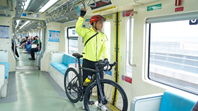 Ilustrasi penumpang bawa sepeda di LRT Jabodebek