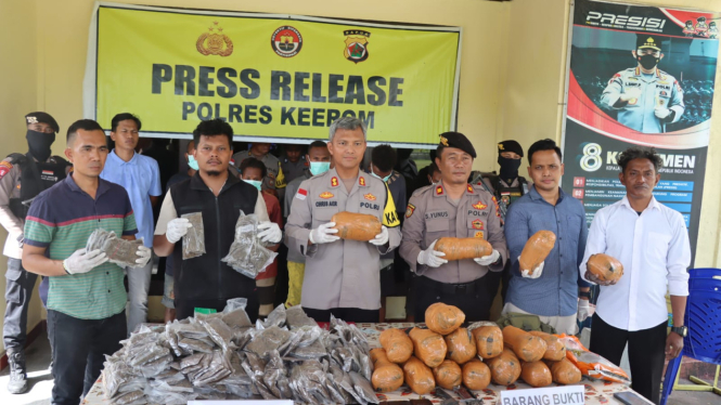 Polres Keerom saat menunjukkan barang bukti ganja