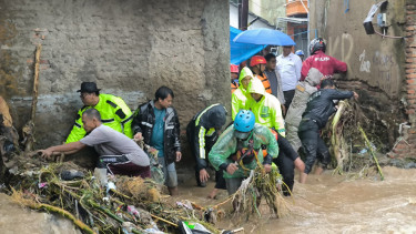 Polisi memantau banjir di Pelabuhan Ratu Sukabumi