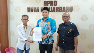 Koordinator demo, Rachmadi (kiri) bersama Ketua DPRD Kota Banjarbaru, Gusti Rizky Sukma Iskandar Putera (tengah) menunjukkan catatan aspirasi masyarakat terkait Pilkada Banjarbaru 2024