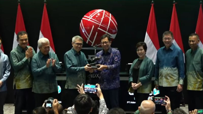 PT Adaro Andalan Indonesia Tbk (AADI) resmi mencatatkan saham perdana atau Initial Public Offering (IPO) di Bursa Efek Indonesia (BEI), Jakarta, Kamis, 5 Desember 2024.