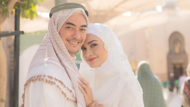 Zumi Zola mempersunting Putri Zulhas di Masjid Nabawi di Madinah.