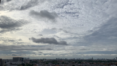 Langit Jakarta tampak bersih awan terlihat biru, 4/12 