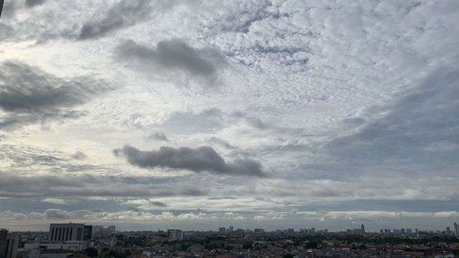 Langit Jakarta tampak bersih awan terlihat biru, 4/12 